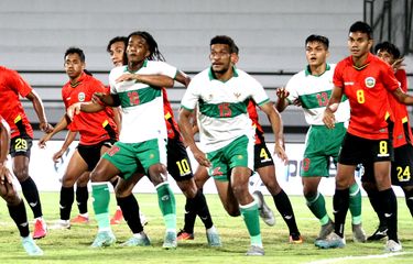 Para pemain timnas Indonesia (putih hijau) mendapat penjagaan dari para pemain Timor Leste dalam laga uji coba FIFA Matchday Indonesia vs Timor Leste, Minggu (30/1/2022).