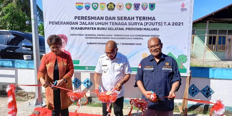 Peresmian program pemasangan penerangan jalan umum tenaga surya (PJUTS) di tujuh kabupaten Provinsi Maluku.