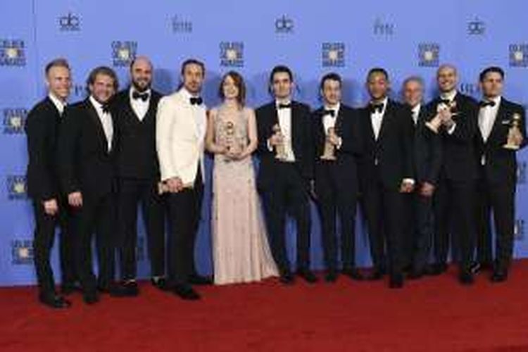 Para bintang dan kru film La La Land berpose setelah merebut tujuh penghargaan pada Golden Globe Awards 2017 di Beverly Hills, California, Minggu (8/1/2017).