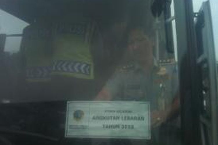 Kadishub Jabar Dedi Taufik sedang memasang stiker tanda bus ini laik jalan, di terminal Cicaheum, Bandung, Jawa Barat, Senin, (5/8/2013)