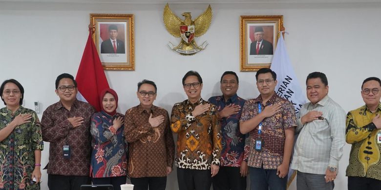 Jajaran direksi PT Otsuka Indonesia bersama Menteri Kesehatan Budi Gunadi Sadikin (tengah) dan pejabat Kemenkes, setelah menerima Exemplar Award 2023 dalam keberhasilan program Free TBC at Workplace. 