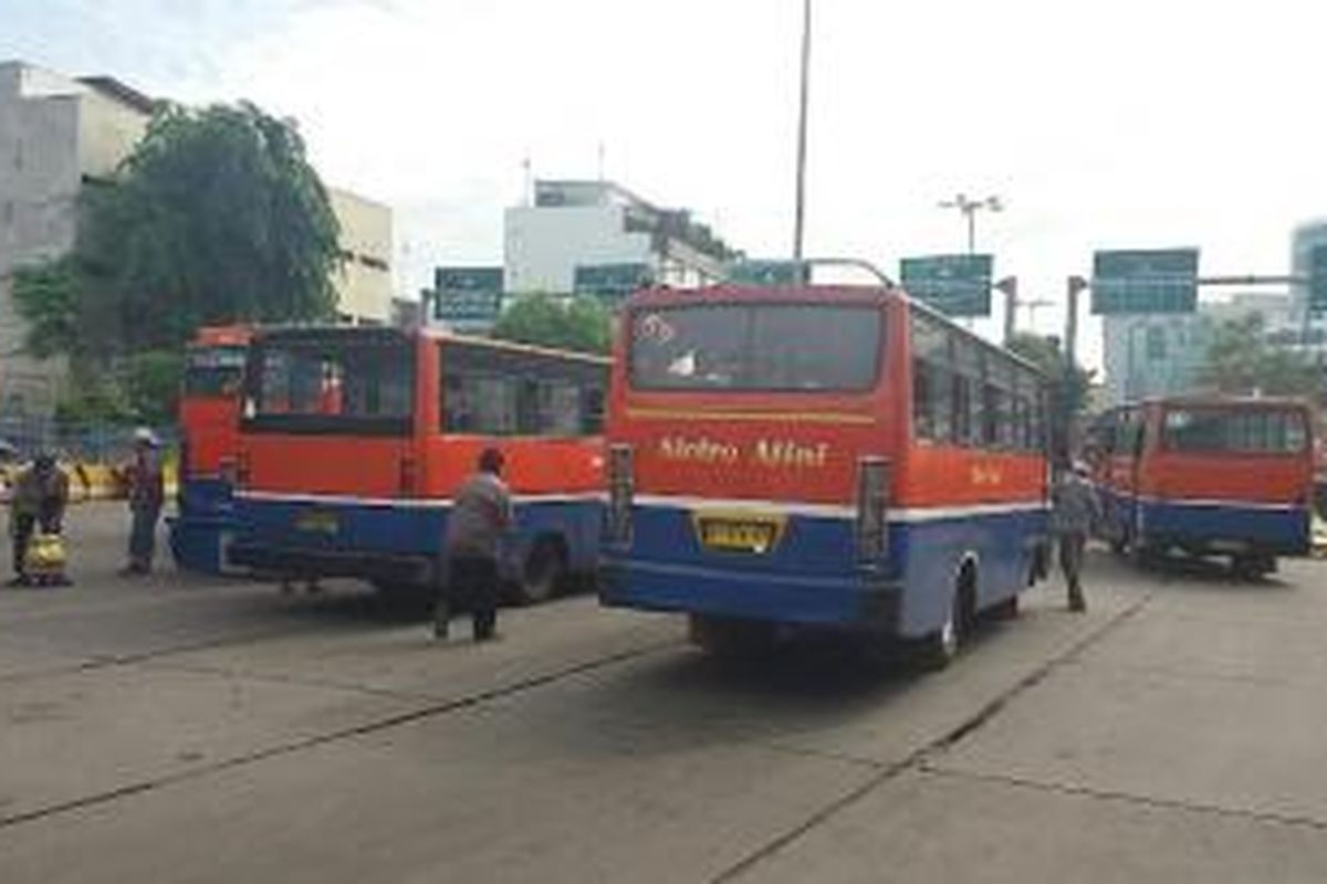 Sejumlah metromini mulai memadati kawasan Terminal Blok M, Jakarta pada Selasa (22/12/2015)