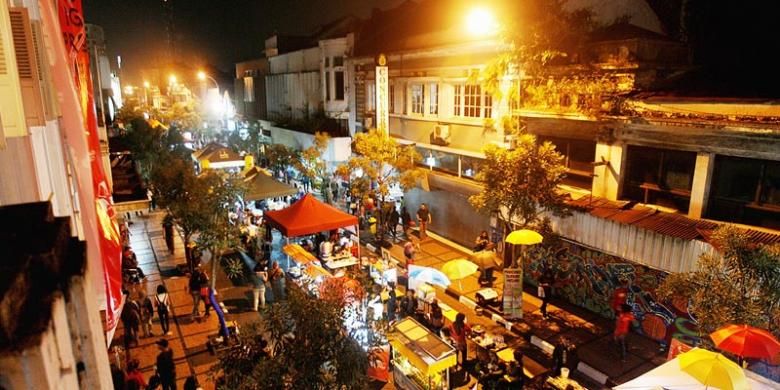 Warga berjalan kaki menyusuri Jalan Braga, Bandung, Jawa Barat, setiap digelar Braga Culinary Night, Sabtu (10/5/2014). Acara yang dikemas dengan menampilkan aneka jajanan kaki lima di tengah jalan pada malam minggu ini menjadi wahana baru warga dan diharapkan menghidupkan kembali kawasan Jalan Braga.