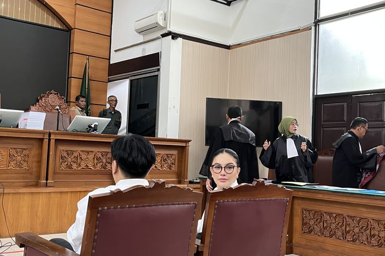 Nikita Mirzani Ditegur Hakim karena Menengok ke Pengunjung Saat Sidang