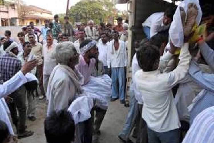 Kepanikan akibat kabar jembatan akan runtuh saat ribuan umat Hindu berdesakan di akhir festival Navaratri, Minggu (13/10/2013), menyebabkan setidaknya 60 orang tewas terinjak-injak di India.