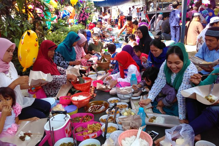 Warga Dusun Sorobayan Desa Banyuurip Kecamatan Tegalrejo Kabupaten Magelang menggelar tradisi Nyadran, Selasa (11/4/2017).