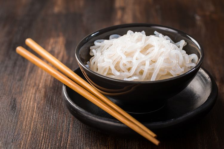 Mi atau nasi shirataki mengandung sekitar 97 persen air dan 3 persen serat glukomanan. Inilah yang membuat shirataki rendah kalori, sehingga dipercaya bagus untuk diet. Ini menjadi salah satu pilihan nasi yang bagus untuk diet.