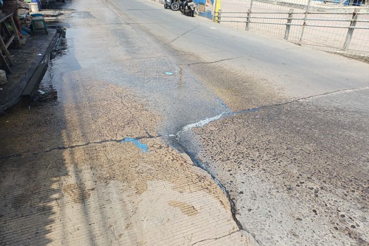 Rembesan Air Laut dari Tanggul Bikin Jalan Muara Baru Licin, Pengendara Kerap Jatuh