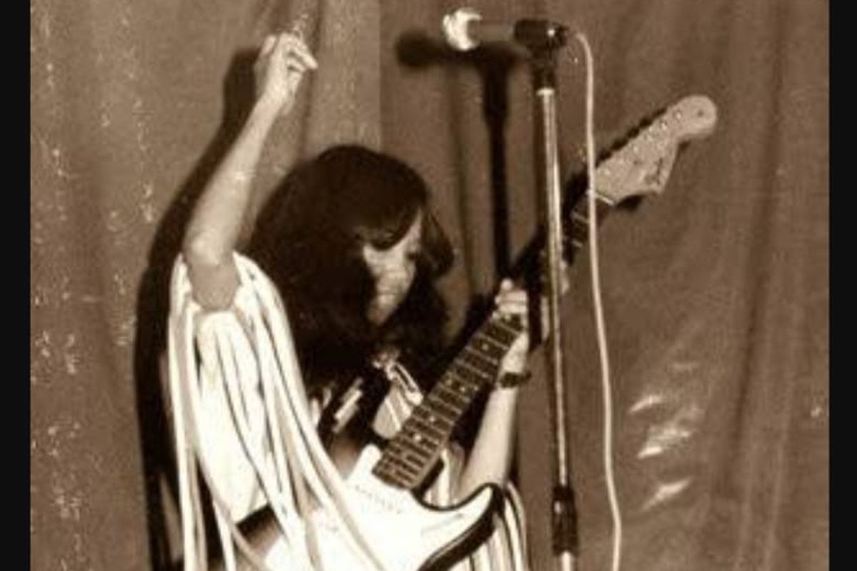 Kostum panggung dari salah satu personel band legendaris era 60-an Dara Puspita yakni milik gitaris Titiek AR ditetapkan oleh Pemkot Malang sebagai salah satu cagar budaya. 