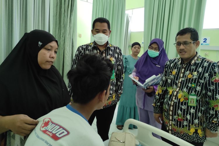 Salah seorang pasien DBD menjalani perawatan di RSUD Sunan Kalijaga Demak, Rabu (24/4/2024). (KOMPAS.COM/NUR ZAIDI)