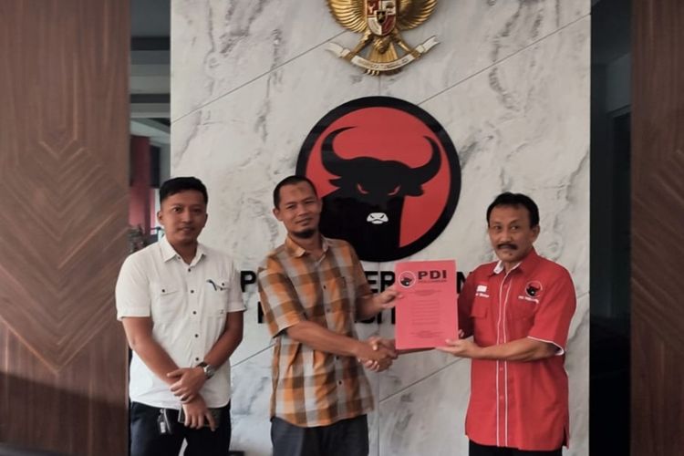Tim Achamd Dimyati Natakusumah mengambil formulir pendaftaran calon gubernur Banten di kantor PDIP Banten. Kamis (25/4/2024).