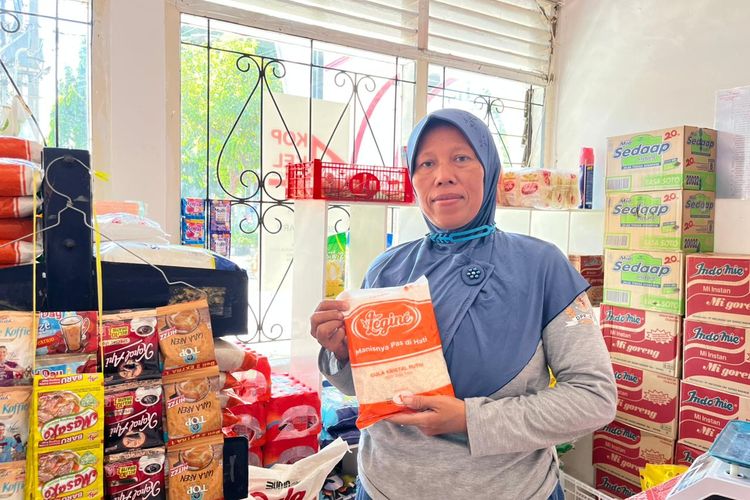 Wakil Ketua Bidang Usaha Kopdes MP Semolowaru, Sulastri (49) bermula dari penjual gorengan hingga menjadi pengurus Kopdes MP sebagai solusi bisnisnya, Kamis (16/10/2025).