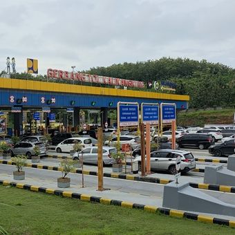 Suasana one way nasional di Gerbang Tol Kalikangkung, Selasa (24/3/2026).