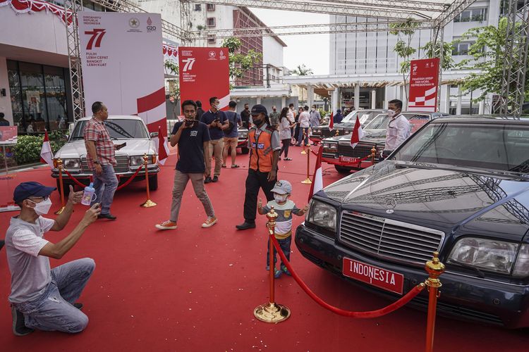 Pengunjung berfoto dengan salah satu mobil kepresidenan yang dipamerkan pada Pameran Arsip dan Mobil Kepresidenan RI di Sarinah, Jakarta, Sabtu (13/8/2022). Pameran tersebut digelar dalam rangka menyambut Hari Ulang Tahun ke-77 Kemerdekaan Republik Indonesia. ANTARA FOTO/Dhemas Reviyanto/nym.