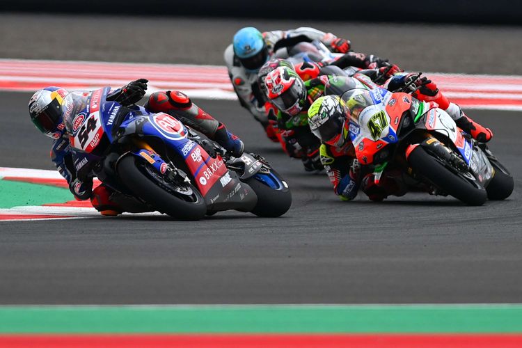 Pebalap tim Pata Yamaha With Brixx WorldSBK Toprak Razgatlioglu (kiri) melaju paling depan saat balapan pertama (race 1) WSBK seri Indonesia 2021 di Pertamina Mandalika International Street Circuit, Lombok Tengah, Nusa Tenggara Barat (NTB), Minggu (21/11/2021). Jadwal WSBK Mandalika 2022 bakal digulirkan pada pertengahan November mendatang.