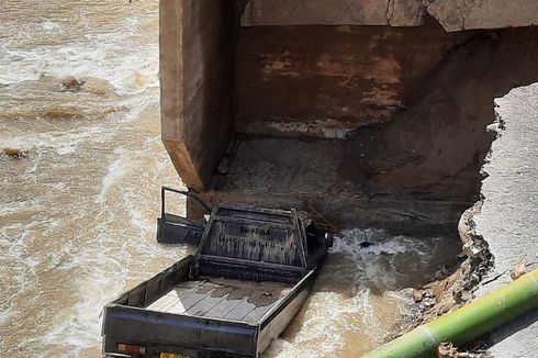 Pikap Terperosok ke Sungai Saat Jembatan Mawoy Dilanda Longsor, Sopir Selamat