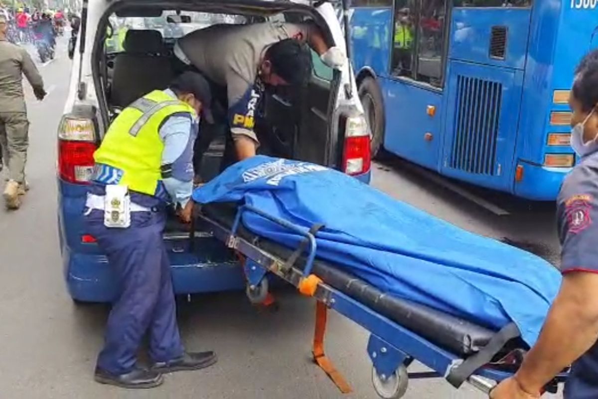 Pengendara sepeda motor meninggal dunia diduga hilang kendali berakibat jatuh dan terlindas bus transjakarta yang sedang melintas di Jalan MH Thamrin, Jakarta Pusat, Minggu (13/3/2022).
