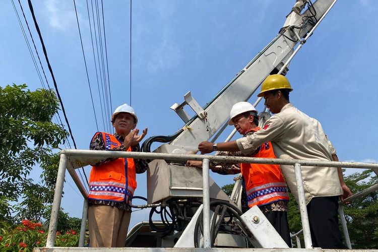 Pj Wali Kota Sugeng Purwanto (tengah) saat ikut penataan kabel fiber optik, Jumat (31/5/2024)