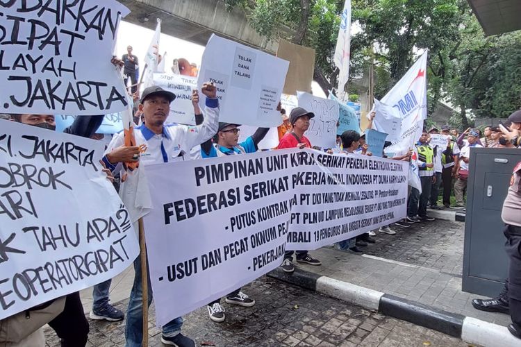 Buruh PLN melakukan aksi unjuk rasa menyuarakan tujuh tuntutan kepada manajemen PT PLN (Persero) di Jakarta, Kamis (2/2/2023).