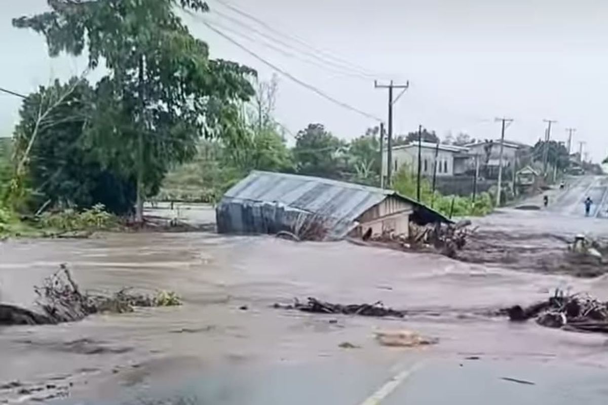 Banjir Terjang Desa Soritetanga, Dompu, Suami Istri Terseret Arus