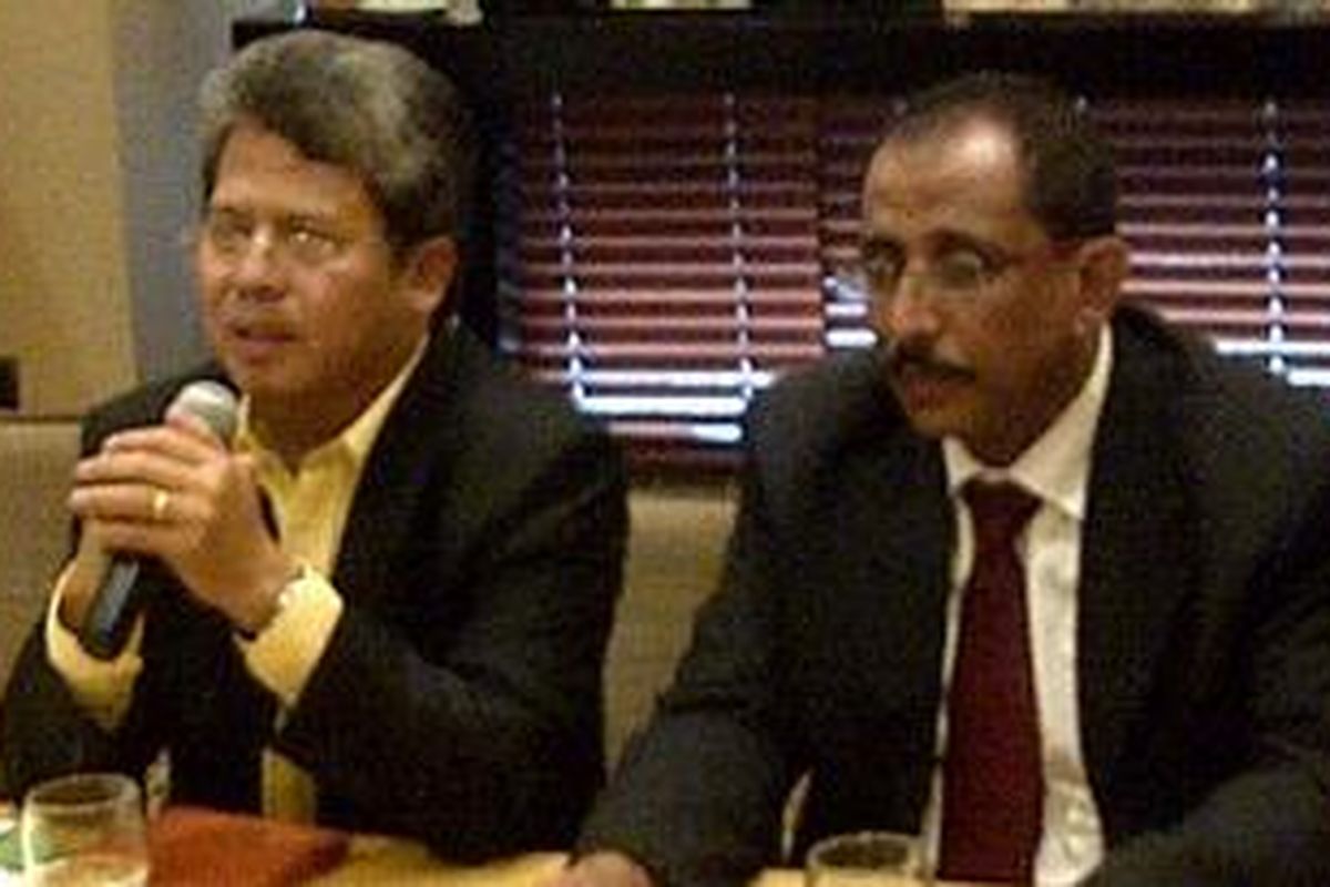 Wakil Ketua Joint Committee, Djamal Aziz (kanan), saat mendampingi Ketua JC Todung Mulya Lubis dalam Konferensi pers PSSI dan KPSI/ISL di Hotel Le Meridien, Kamis (12/7/2012)