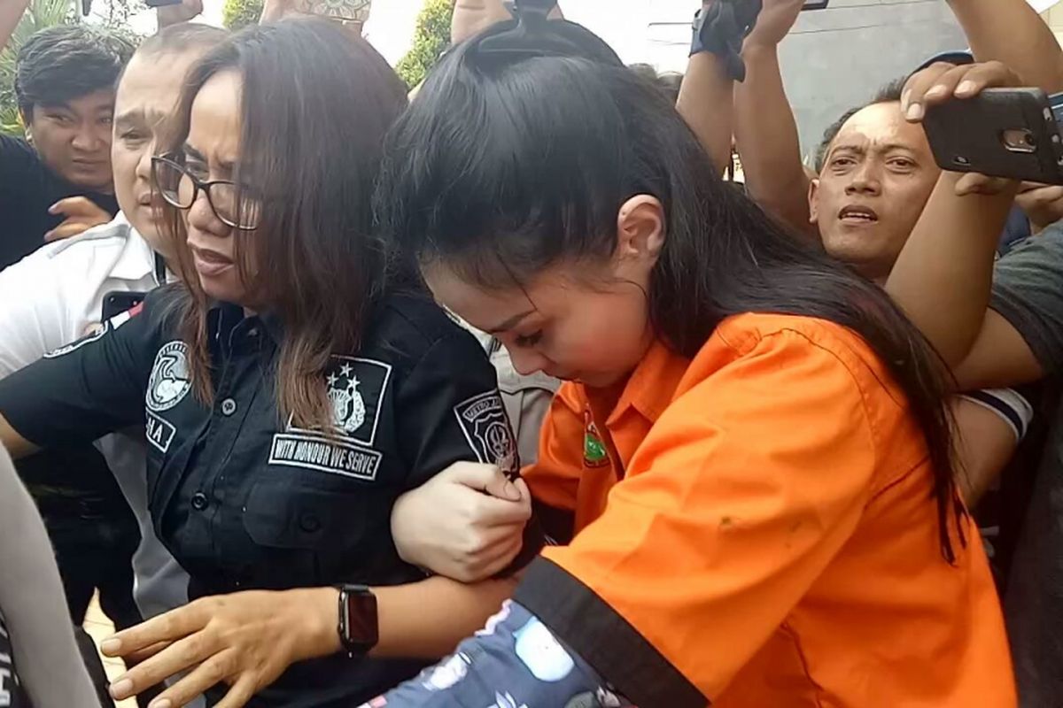 Jennifer Dunn selesai menjalani pemeriksaan di Pusat Laboratorium Forensik (Puslabfor) Mabes Polri, Kalimalang, Jakarta Timur, Rabu (3/1/2018).