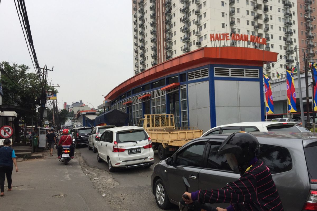 Kondisi Jalan Raya Ciledug dekat halte transjakarta Adam Malik di Jakarta Selatan, Sabtu (15/7/2017). Lalu lintas pada akhir pekan sangat padat dan memengaruhi operasional bus transjakarta Koridor 13 (Ciledug-Tendean) yang sudah mulai melaksanakan uji coba.