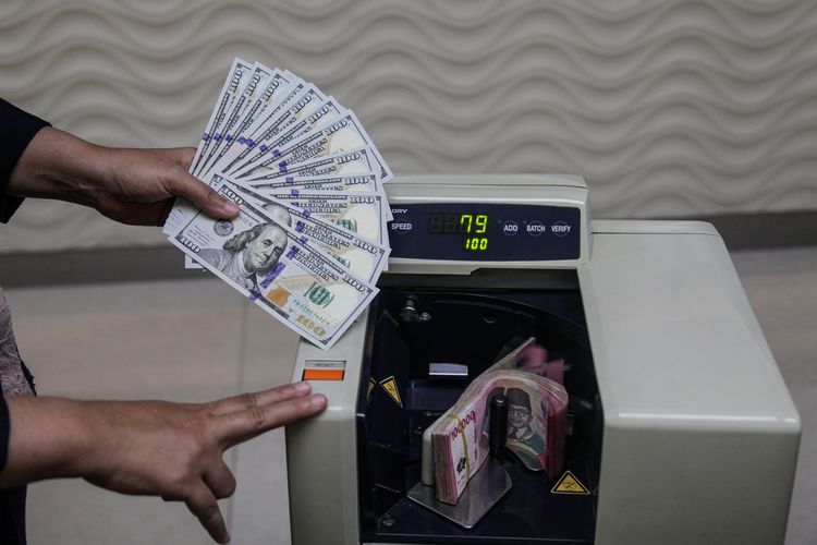 Saat Rupiah Dipermalukan Ringgit dan Dolar Singapura
