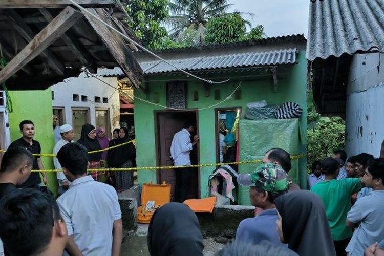 Anggota Satreskrim Polres Purwakarta melakukan olah TKP kasus nenek Asiah (69) ditemukan tewas di rumahnya di Kampung Pasirkihiyang, Desa Lebak Anyar, Kecamatan Pasawahan, Kabupaten Purwakarta, Jawa Barat, Senin (6/5/2024) sore. 
