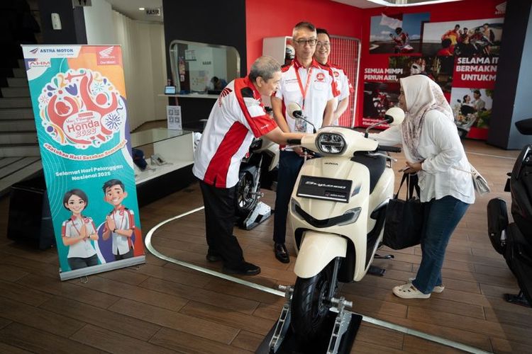Momen hangat manajemen AHM bersama jaringan main dealer Honda saat berbincang dan berinteraksi bersama konsumen setia sepeda motor Honda di jaringan dealer resmi. 