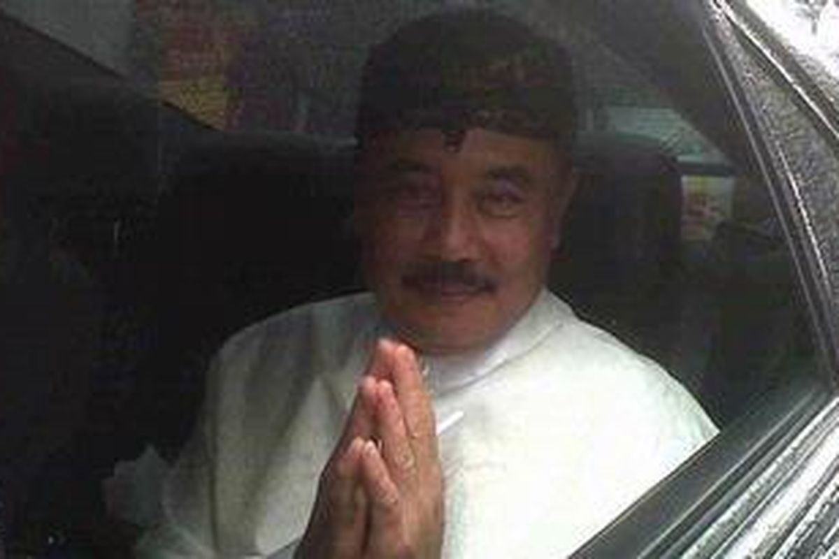 Calon gubernur Jawa Barat dari jalur independent Dikdik Mulyana Arif Mansyur saat meninggalkan gereja Katedral Bandung, Jalan Merdeka, Bandung, Jawa Barat, Selasa (25/12/2012). Kedatangannya itu untuk memberi apresiasi pada acara silaturahmi antar umat beragama yang mengangkat tema Hidup Rukun dan Damai di Gereja Katedral Bandung.