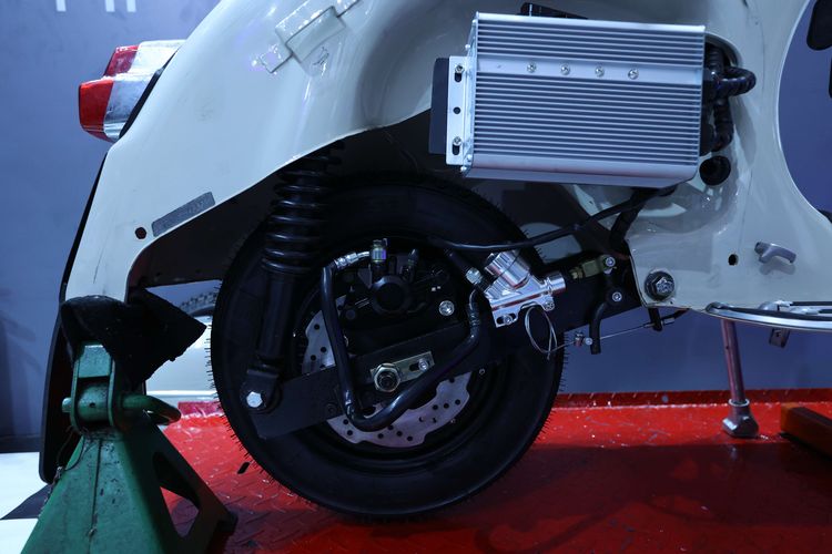 Konversi vespa klasik menjadi vespa listrik hasil modifikasi Elders Garage dipamerkan di ajang Periklindo Electric Vehicle Show (PEVS) 2022 di JIExpo Kemayoran, Kamis (28/7/2022). Butuh waktu 3 jam untuk melakukan modifikasi ini.