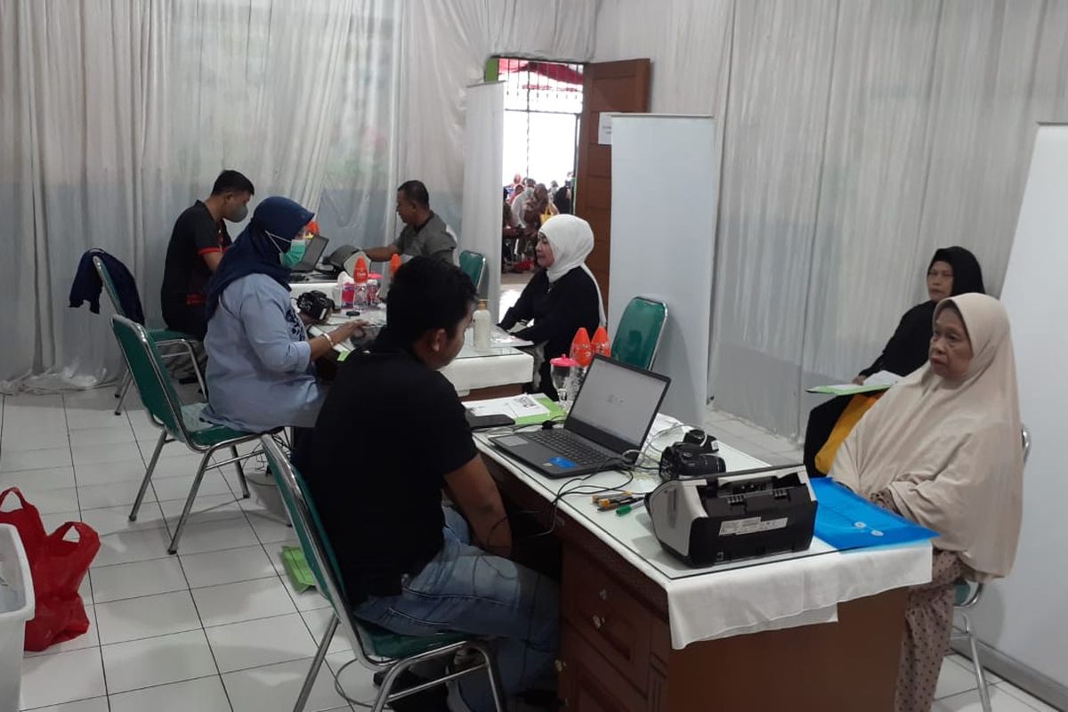 Imigrasi Kelas I Khusus Jakarta Barat membuka pelayanan paspor simpatik pada akhir pekan (12-13 Maret 2023) untuk calon jemaah haji di Yayasan Pendidikan Islam Al-Mujahidin Joglo, Kembangan, Jakarta Barat.