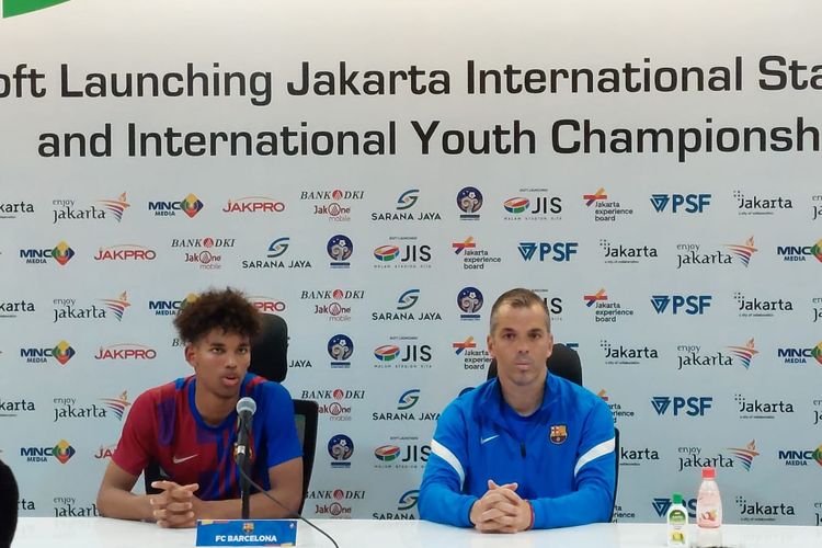 Pelatih Barcelona U18, Iban Javier Cuadrado (kanan), dan pemainnya, Jorge Javier Espinal Diaz (kiri), berbicara kepada media di acara konferensi pers seusia melawan Bali United U18 di Jakarta International Stadium, Minggu (17/4/2022).
