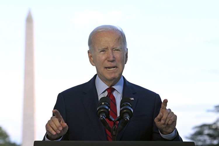 Presiden Amerika Serikat Joe Biden saat berbicara di Blue Room Balcony, Gedung Putih, Washington DC, 1 Agustus 2022.