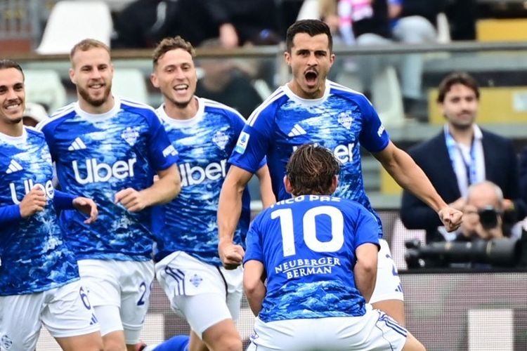 Marc Oliver Kempf merayakan gol dengan rekan satu timnya dalam pertandingan sepak bola Serie A Liga Italia antara Como vs Juventus di Stadion Giuseppe Sinigaglia di Como, Italia pada 19 Oktober 2025. Piero CRUCIATTI/AFP