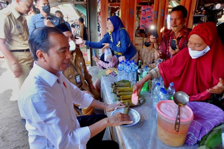 Presiden Jokowi sarapan lontong sayur di Pasar Menden, Kecamatan Menden, Kabupaten Blora, Jumat (10/03/2023),