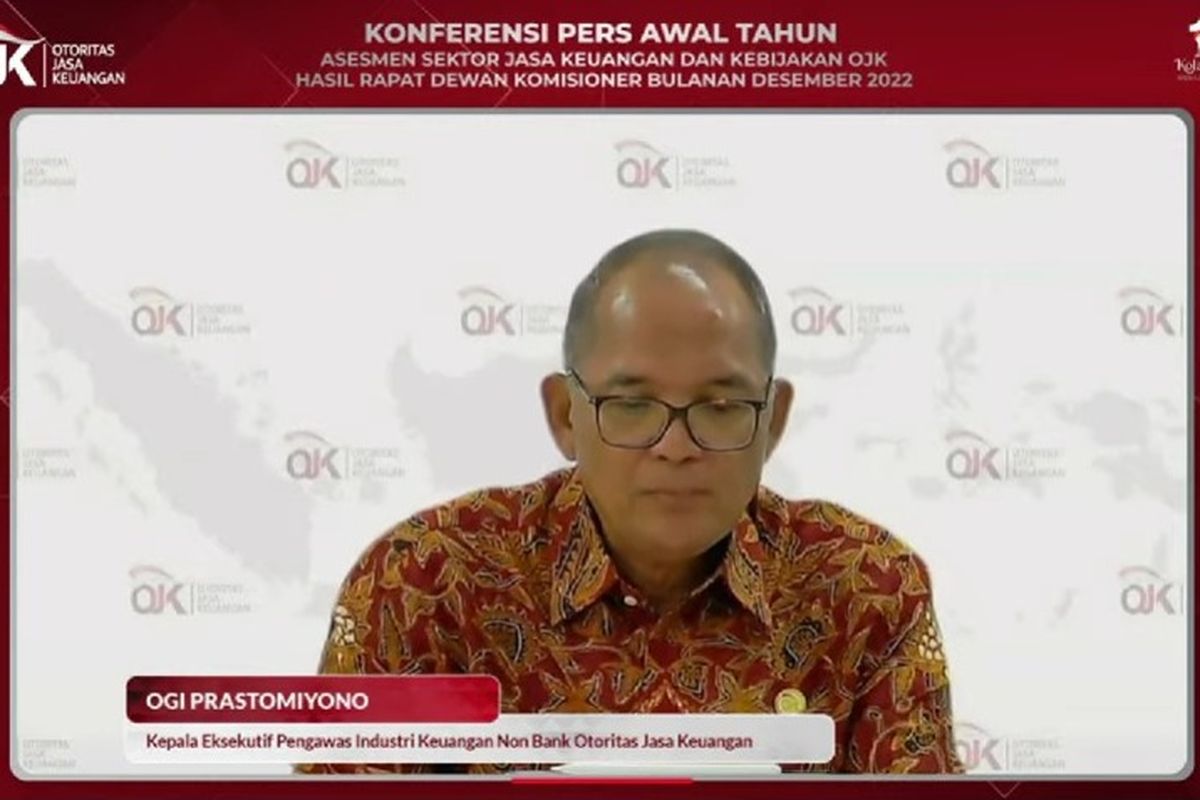 Kepala Eksekutif Pengawas Industri Keuangan Non-Bank (IKNB) OJK Ogi Prastomiyono saat konferensi pers Rapat Dewan Komisioner OJK Desember 2022, Senin (2/1/2023).