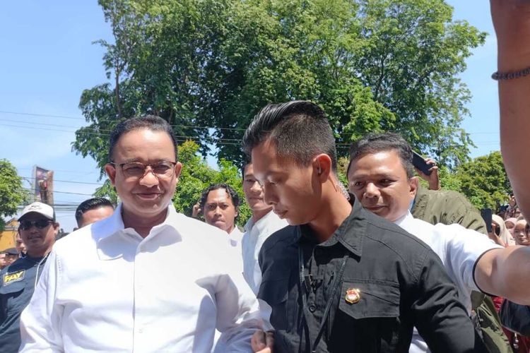 Calon Presiden nomor urut 1 Anies Baswedan saat tiba di kampus Uniba Serang, Banten. Kamis (21/12/2023)