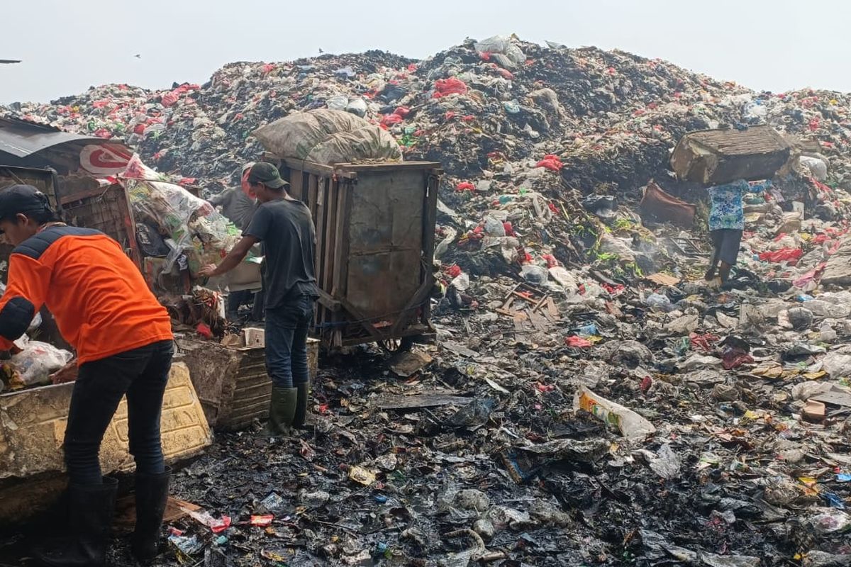 Tumpukan sampah yang menggunung di Jalan Bintara Jaya, Bekasi Barat, Kota Bekasi, Kamis (22/6/2023). Salah seorang warga mengatakan, tumpukan gunung itu awalnya hanya sebuah tanah berbentuk rawa dan sawah.