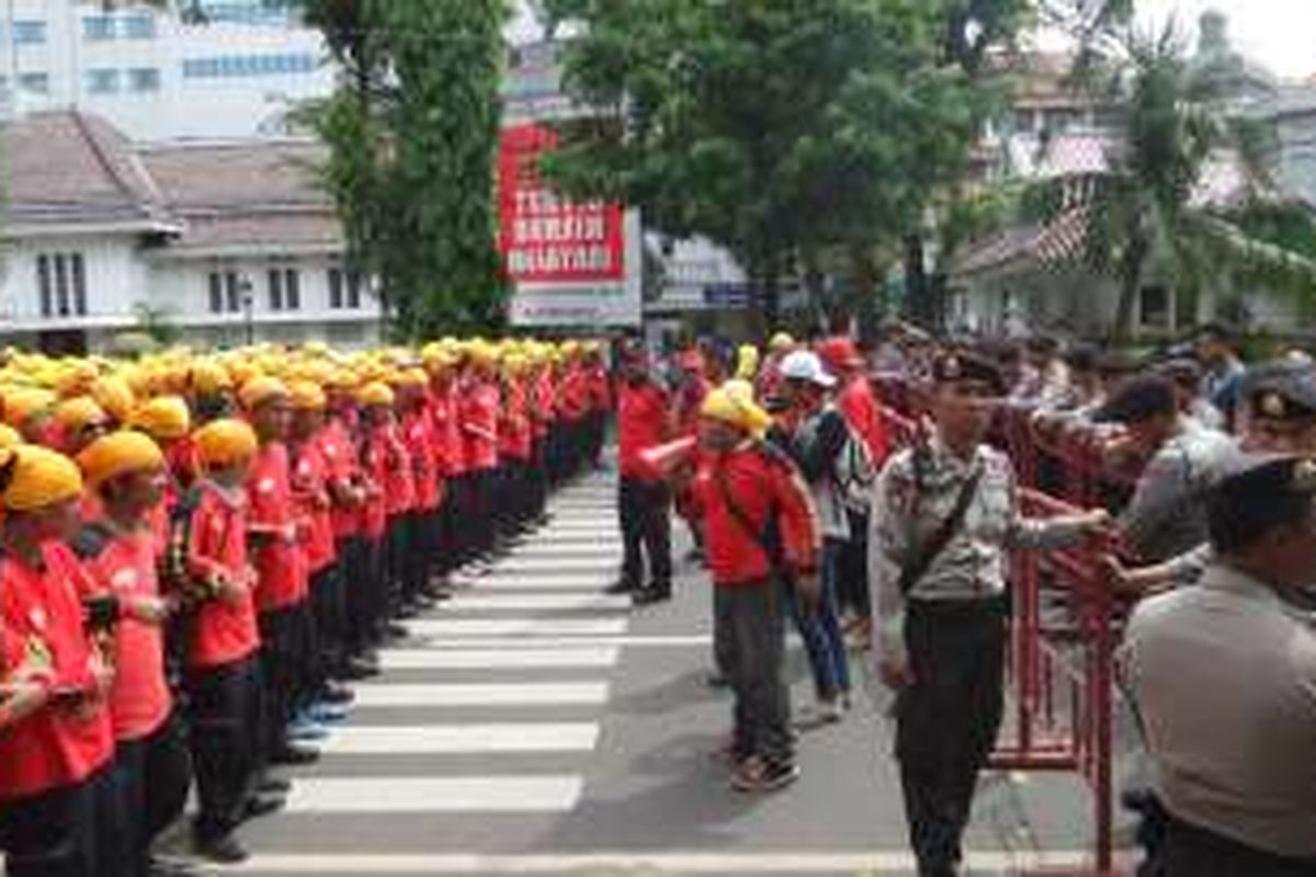 Minggu (1/5/2016), ratusan buruh dicegat pihak Kepolisian ketika berencana melakukan aksi unjuk rasa di depan Istana Negara, Jakarta Pusat