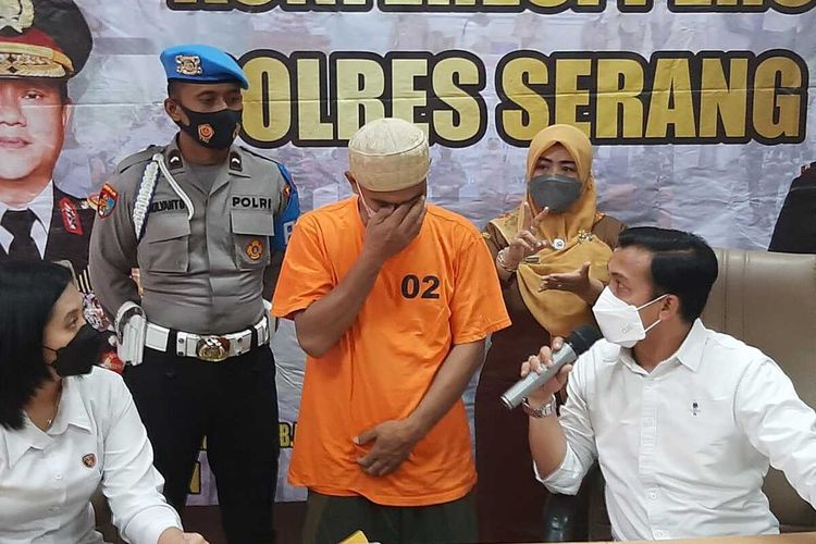 Seorang guru ngaji berinisal NF di Serang Banten yang cabuli muridnya di ekspos di depan wartawan pada Senin, (11/4/2022). Aksi NF itu terekam CCTV atau kamera pengawas.