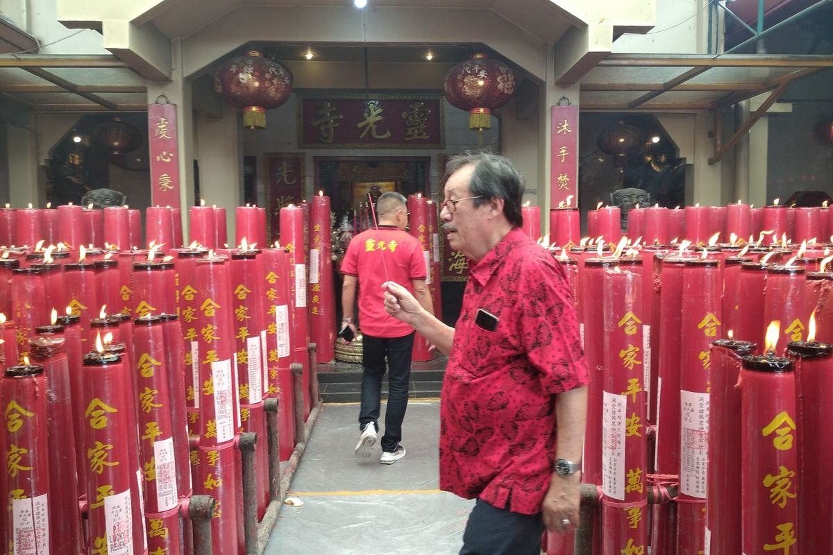 Warga keturunan Tionghoa sedang berdoa di Vihara Dharma Ramsi, Kota Bandung, Jawa Barat pada momen Tahun Baru Imlek 2575 Kongzili, Sabtu (10/2/2024).