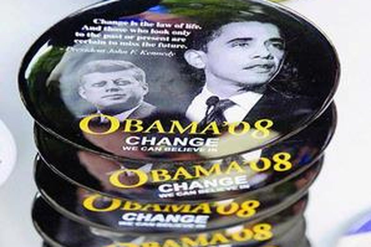 Pertarungan calon presiden AS dari Partai Demokrat, Barack Obama, dan calon dari Partai Republik, John McCain, menuju Gedung Putih pada 4 November telah menjadi komoditas laris di luar AS. Pin bergambar Obama dan mantan Presiden AS John F Kennedy diperdagangkan di Berlin, Jerman, belum lama ini.