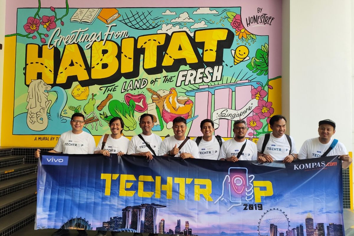 Peserta TechTrip Kompas.com x Vivo mengunjungi supermarket tanpa kasir Habitat di Singapura, Sabtu (2/11/2019).