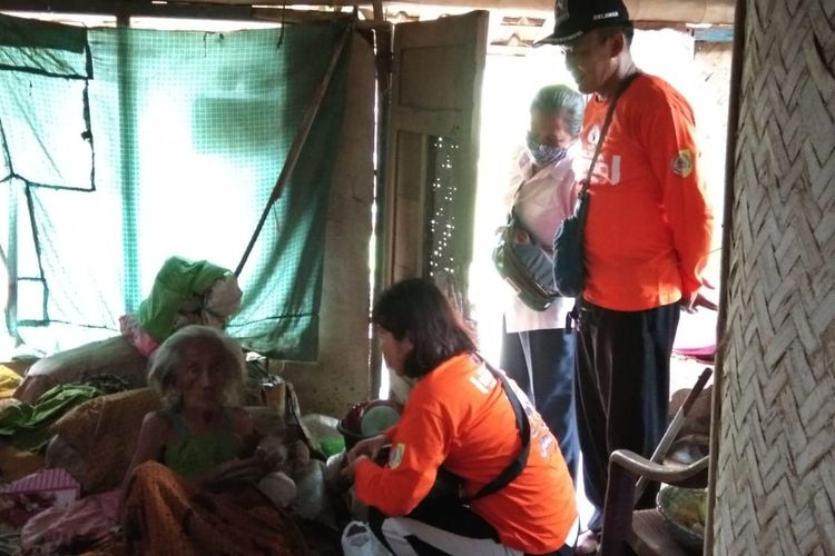 Kondisi rumah Nenek Buari, warga Desa Candijati Kecamatan Arjasa Kabupaten Jember  yang memprihantikan karena sudah tidak layak 