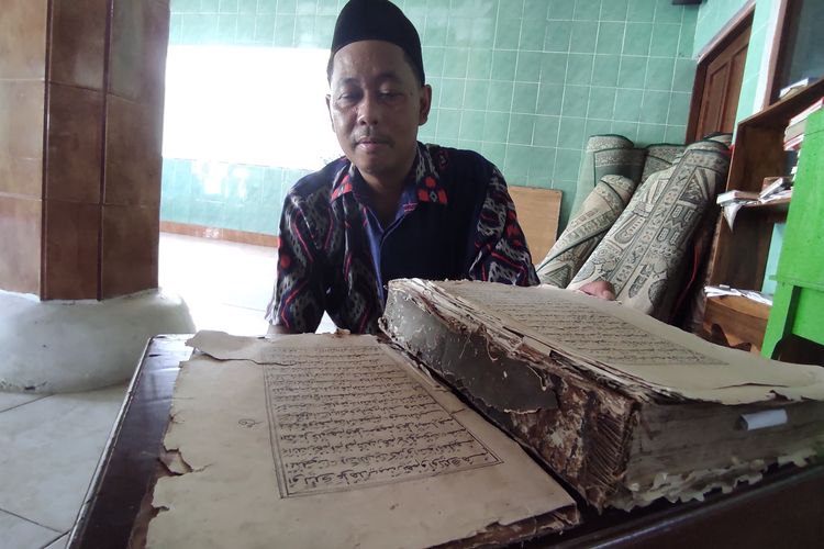 Kadus Kauman Gogodalem Nasirudin menunjukkan mushaf Al Quran Blawong yang ditulis tangan, usianya sudah ratusan tahun, Minggu (24/3/2024).