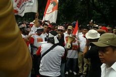 Massa Prabowo-Hatta Gelar Aksi Teatrikal Sindir KPU di Depan MK