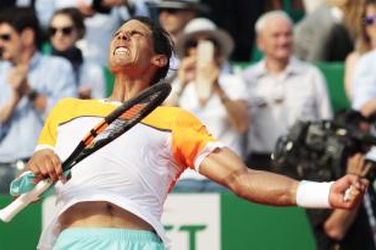 Petenis Spanyol, Rafael Nadal, merayakan kemenangan atas rekan senegara, David Ferrer, pada babak perempat final Monte Carlo Masters, Jumat (17/4/2015).