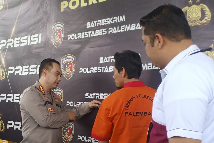 Hendri (37) tersangka penembakan tetangga saat berada di Polrestabes Palembang, Sabtu (23/9/2023).
